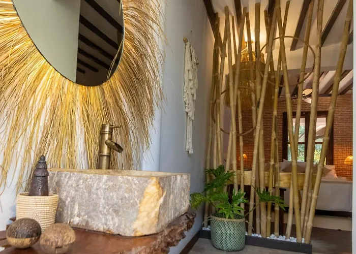 Hotel Through The Looking Glass Wellness Retreat