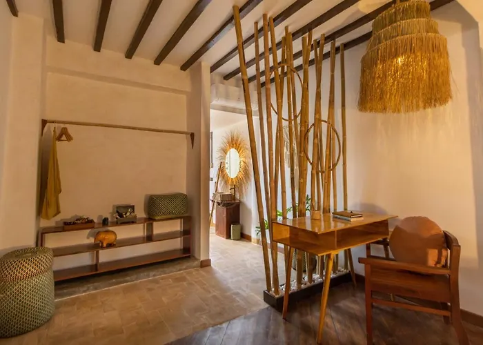 Hotel Through The Looking Glass Wellness Retreat