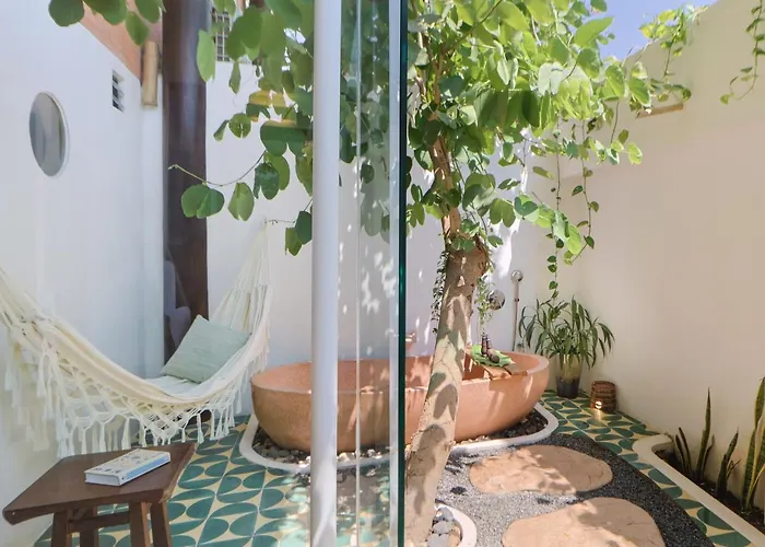 Hotel Through The Looking Glass Wellness Retreat