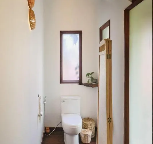 Through The Looking Glass Wellness Retreat 5*