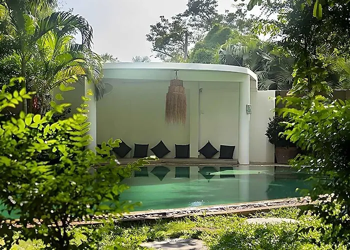 Hotel Through The Looking Glass Wellness Retreat
