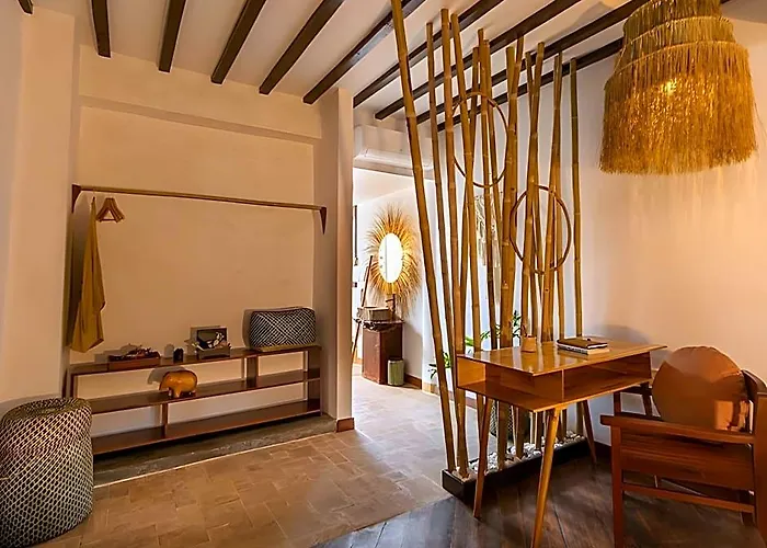 Hotel Through The Looking Glass Wellness Retreat